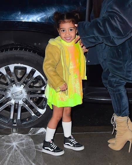キム・カーダシアン　Kim kardashian　カニエ・ウェスト　 Kanye West　アパレル　キッズライン　近日公開　ノース・ウェスト　North West　娘　デザイン　モデル　注目　黄色