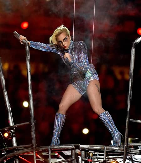 レディー・ガガ　Lady Gaga　ワールドツアー　3年ぶり　発表　スーパーボウル　ハーフタイムショー
