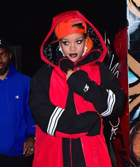 リアーナ　Rihanna 　髪の毛隠す　頭巾　ヘアスタイル　ヘアカラー　パープル　グリーン　オレンジ　NY　夜中　撮影　雑誌　長丁場　プロ