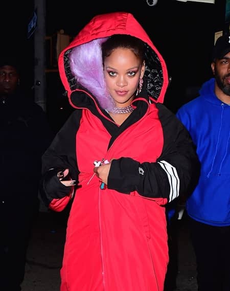 リアーナ　Rihanna 　髪の毛隠す　頭巾　ヘアスタイル　ヘアカラー　パープル　グリーン　オレンジ　NY　夜中　撮影　雑誌　長丁場　プロ