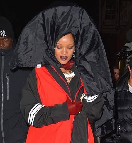 リアーナ　Rihanna 　髪の毛隠す　頭巾　ヘアスタイル　ヘアカラー　パープル　グリーン　オレンジ　NY　夜中　撮影　雑誌　長丁場　プロ
