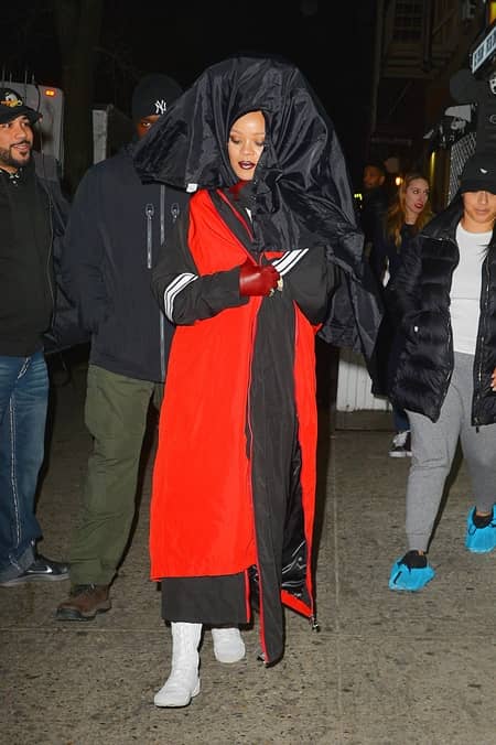 リアーナ　Rihanna 　髪の毛隠す　頭巾　ヘアスタイル　ヘアカラー　パープル　グリーン　オレンジ　NY　夜中　撮影　雑誌　長丁場　プロ