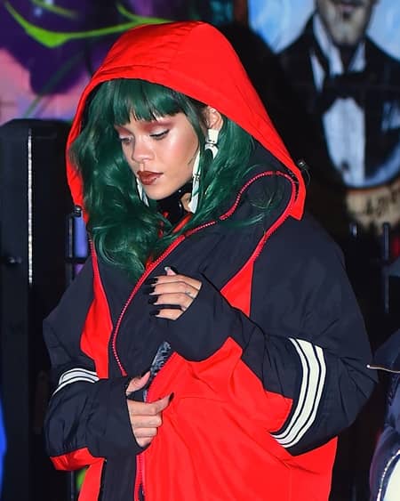 リアーナ　Rihanna 　髪の毛隠す　頭巾　ヘアスタイル　ヘアカラー　パープル　グリーン　オレンジ　NY　夜中　撮影　雑誌　長丁場　プロ