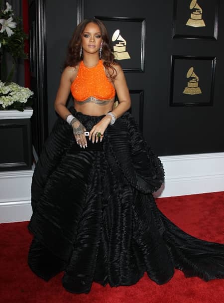 リアーナ　Rihanna　第59回　グラミー賞　2017年　レッドカーペット　遅刻