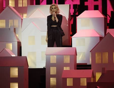 ケイティ・ペリー　Katy Perry 　ブリット・アワード　パフォーマンス　ウィッグ　インスタグラム　公開　金髪　ブロンド　お気に入り　ダンサー　落下　トランプ　家