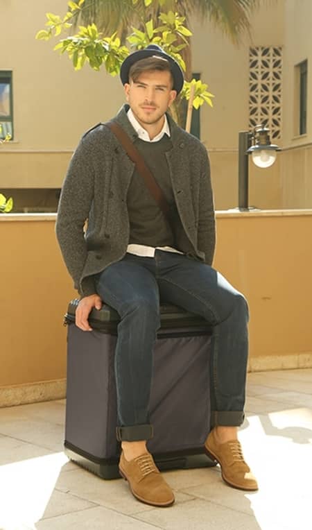 フグ FUGU スーツケース 座れる 棚 大きさ 自由自在 軽い 充電できる 衣装ハンガー ポータブテーブル