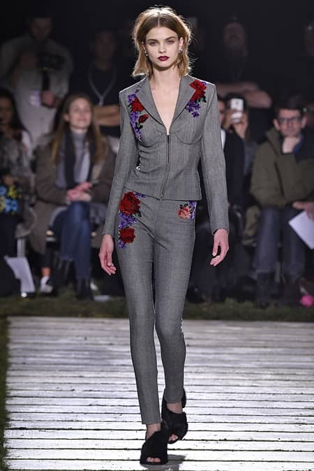 ラペルラ　La Perla　NYコレクション　2017年　ランジェリーブランド　イングリッシュガーデン　ジュリア・ハート　ビルトインブラ　人気モデル　ランウェイ
