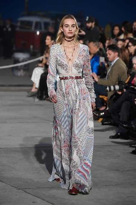 ジジ・ハディッド Gigi Hadid トミーヒルフィガー Tommy Hilfiger TOMMY×GIGI 2017年春夏 ベニスビーチ コレクション フェス TOMMY LAND 3,000人 観客 顧客 おしゃれ ポップアップストア モデル 豪華 コレクションの様子 水着