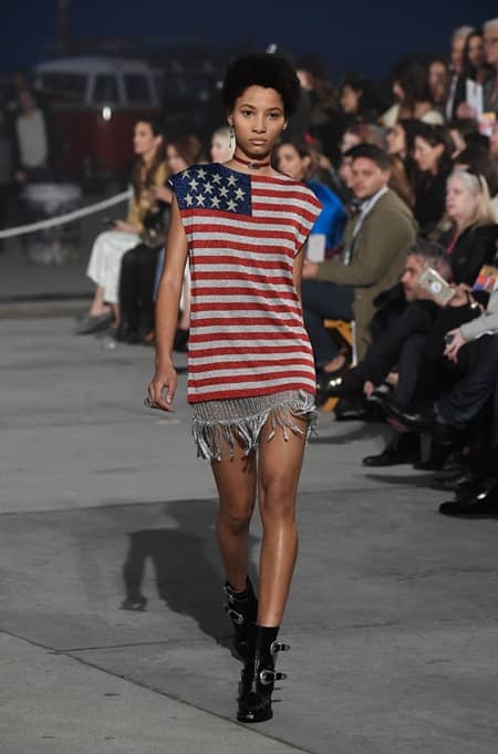 ジジ・ハディッド Gigi Hadid トミーヒルフィガー Tommy Hilfiger TOMMY×GIGI 2017年春夏 ベニスビーチ コレクション フェス TOMMY LAND 3,000人 観客 顧客 おしゃれ ポップアップストア モデル 豪華 コレクションの様子 水着