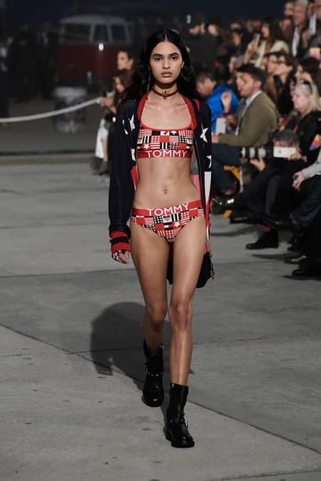 ジジ・ハディッド Gigi Hadid トミーヒルフィガー Tommy Hilfiger TOMMY×GIGI 2017年春夏 ベニスビーチ コレクション フェス TOMMY LAND 3,000人 観客 顧客 おしゃれ ポップアップストア モデル 豪華 コレクションの様子 水着