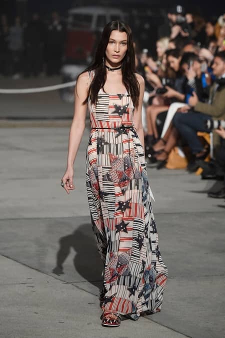 ジジ・ハディッド Gigi Hadid トミーヒルフィガー Tommy Hilfiger TOMMY×GIGI 2017年春夏 ベニスビーチ コレクション フェス TOMMY LAND 3,000人 観客 顧客 おしゃれ ポップアップストア モデル 豪華 コレクションの様子 水着