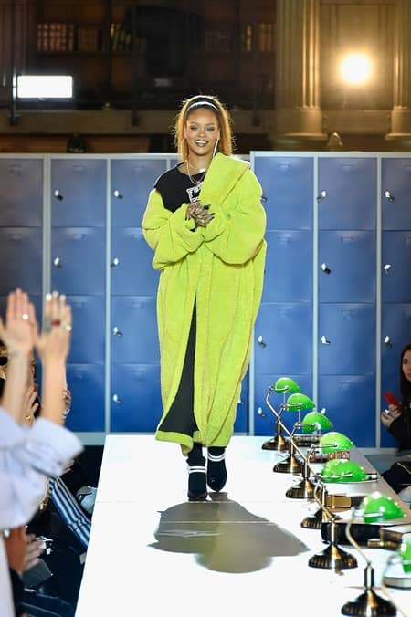 フェンティ プーマ バイ リアーナ　FENTY PUMA by Rihanna 　パリ　コレクション　フランス国立図書館　新学期　テーマ　人気　注目　リアーナ　クリエイティブデレクター　2017年秋冬コレクション　制服　裏側　