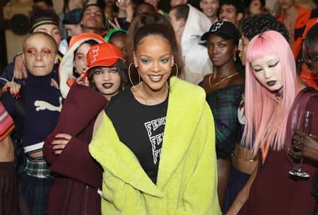 フェンティ プーマ バイ リアーナ　FENTY PUMA by Rihanna 　パリ　コレクション　フランス国立図書館　新学期　テーマ　人気　注目　リアーナ　クリエイティブデレクター　2017年秋冬コレクション　制服　裏側　