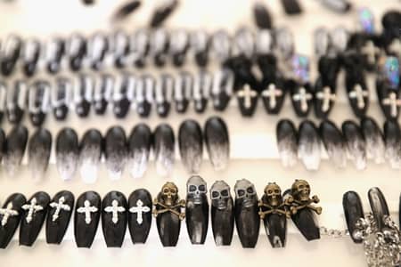 フェンティ プーマ バイ リアーナ　FENTY PUMA by Rihanna 　パリ　コレクション　フランス国立図書館　新学期　テーマ　人気　注目　リアーナ　クリエイティブデレクター　2017年秋冬コレクション　制服　裏側　ネイル　ネイルチップ　バックステージ