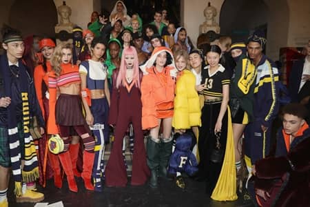フェンティ プーマ バイ リアーナ FENTY PUMA by Rihanna パリ コレクション フランス国立図書館 新学期 テーマ 人気 注目 リアーナ クリエイティブデレクター 2017年秋冬コレクション 制服 裏側