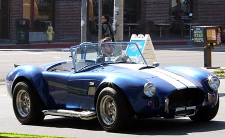 アーロン・ポール　Aaron Paul　ドラマ『ブレイキング・バッド』ジェシー・ピンクマン役　シェルビー・コブラのオープンカー