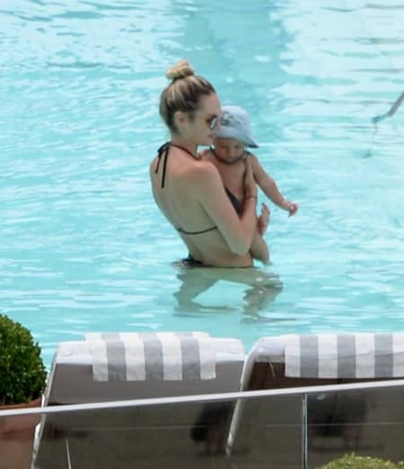 キャンディス・スワネポール 息子アナカ君とプール ブラジル