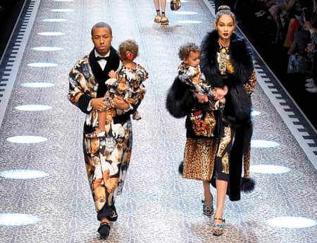 ドルチェ＆ガッバーナ　Dolce＆Gabbana 　ミラノファッションウィーク　コレクション　多様性　人種　職業　バラバラ　家族　姉妹　モデル以外