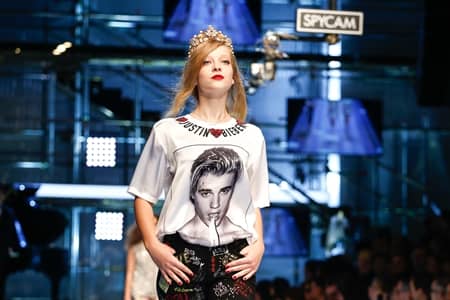 ドルチェ＆ガッバーナ　Dolce＆Gabbana 　ミラノファッションウィーク　コレクション　多様性　人種　職業　バラバラ　家族　ジャスティン・ビーバー　Justin Bieber　オマージュ　Tシャツ　顔プリント