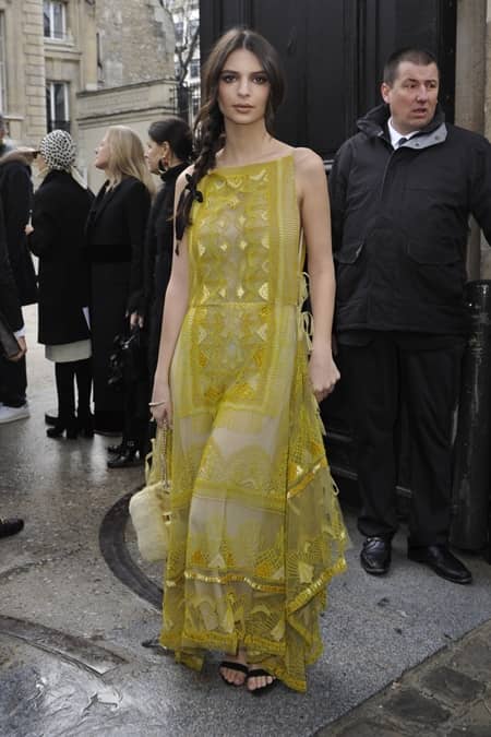 エミリー・ラタコウスキー　Emily Ratajkowski　ヴァレンティノ　Valentino　パリファッションウィーク　コレクション　スタイル　フロントロウ　スタイリング　海外　お手本