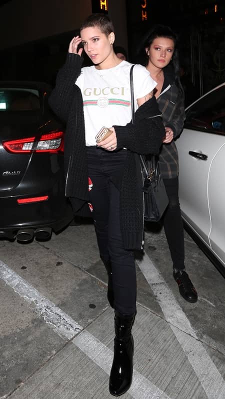 ホールジー　Halsey  　グッチ　GUCCI　ロゴ　トップス　Tシャツ　ロゴトップス　セレブ　ファッショニスタ　人気　90年代風　可愛い　被りアイテムNO.1　おそろい