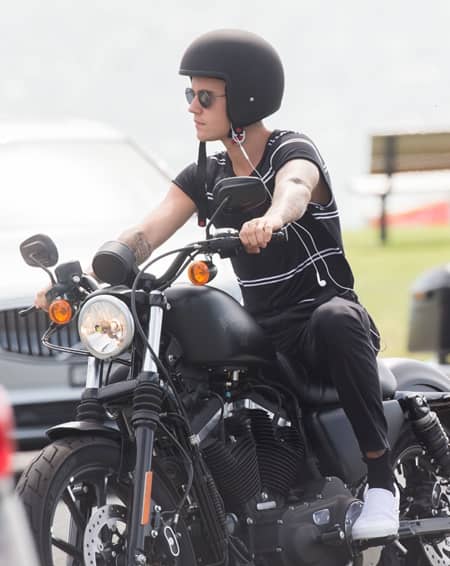 ジャスティン・ビーバー　オーストラリア　パース　ハーレーダビッドソン乗車写真