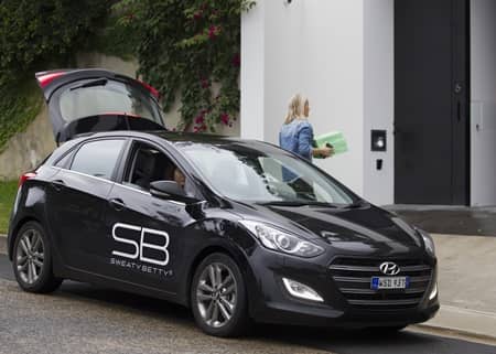 ジャスティン・ビーバー シドニー自宅前 ドーナツ持った女性