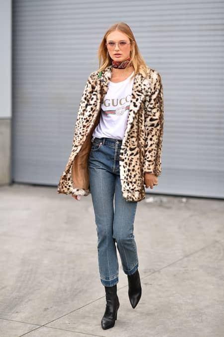 ロミー・ストリド　Romee Strijd 　グッチ　GUCCI　ロゴ　トップス　Tシャツ　ロゴトップス　セレブ　ファッショニスタ　人気　90年代風　可愛い　被りアイテムNO.1　おそろい
