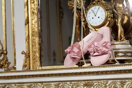 FENTY×PUMA By Rihanna　フェンティ×プーマ　バイ　リアーナ　第2弾　コラボ　人気　リアーナ　マリーアントワネットのスポーツウェア　3月9日発売　ジェンダーレス　ユニセックス　ピンク　スライドサンダル　リボン　