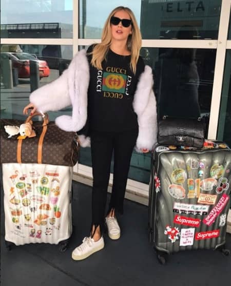 キアラ・フェラーニ　Chiara Ferragni　グッチ　GUCCI　ロゴ　トップス　Tシャツ　ロゴトップス　セレブ　ファッショニスタ　人気　90年代風　可愛い　被りアイテムNO.1　おそろい　ジェットセッタースタイル