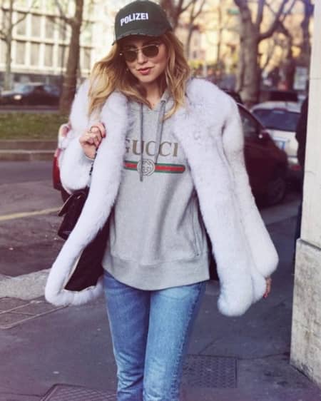 キアラ・フェラーニ　Chiara Ferragni　グッチ　GUCCI　ロゴ　トップス　Tシャツ　ロゴトップス　セレブ　ファッショニスタ　人気　90年代風　可愛い　被りアイテムNO.1　おそろい　ファッションウィーク