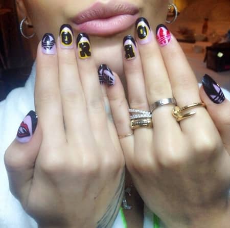 リタ・オラ　Rita Ora　アディダス　ロゴネイル　最新トレンド　海外　