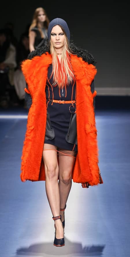 ベハティ・プリンスルー　Behati Prinsloo　ヴェルサーチ　VERSACE　コレクション　復活　復帰　ミラノコレクション　ファッションウィーク