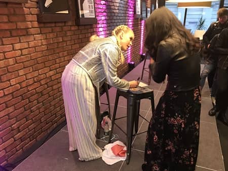ザラ・ラーソン　Zara Larsson アルバム『ソー・グッド』発売記念ロンドンファンイベント