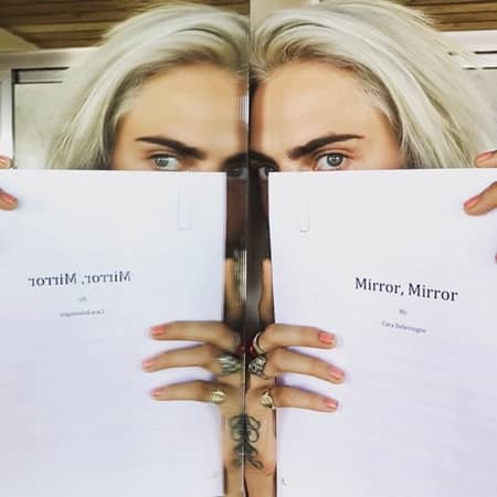 カーラ・デルヴィーニュ　Cara Delevingne モデル　女優　Model Actress　小説家　デビュー　Writer Debut Mirror, Mirror　ミラー、ミラー