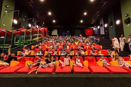 シネポリス・ジュニア　映画館　子供向け　遊具付き　Cinepolis Junior USA  Movie Theater Kids Play Land