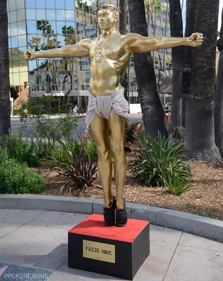 カニエ・ウェスト　プラスチック・ジーザス　偽りのアイドル　ハリウッド　ロサンゼルス　Kanye West False Idol Prastic Jesus Statue Hollywood LA