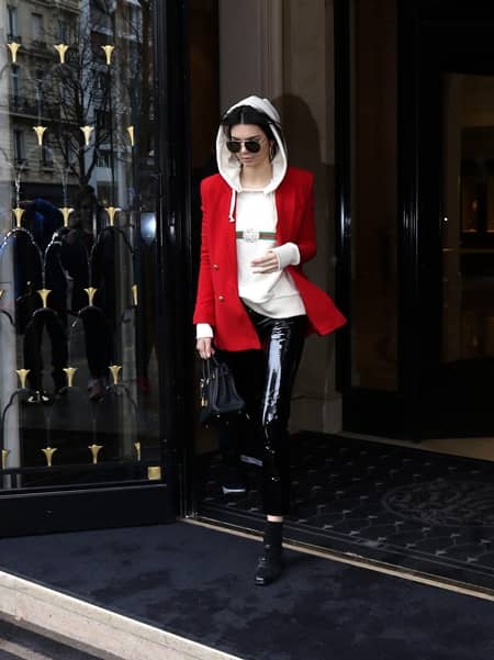 ケンダル・ジェンナー　Kendall Jenner 　グッチ　GUCCI　ロゴ　トップス　Tシャツ　ロゴトップス　セレブ　ファッショニスタ　人気　90年代風　可愛い　被りアイテムNO.1　おそろい