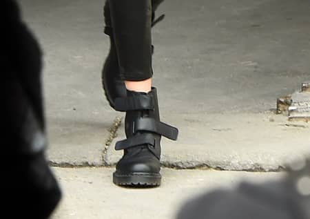 ジジ・ハディッド Gigi Hadid  ドクター・マーチン Dr. Martens 新作 履きまわし 日本でも買える ブーツ アンクルブーツ ベルクロ
